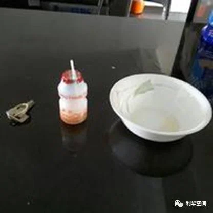 课上桌面:钥匙、益力多和碗(原稿第 2 页)